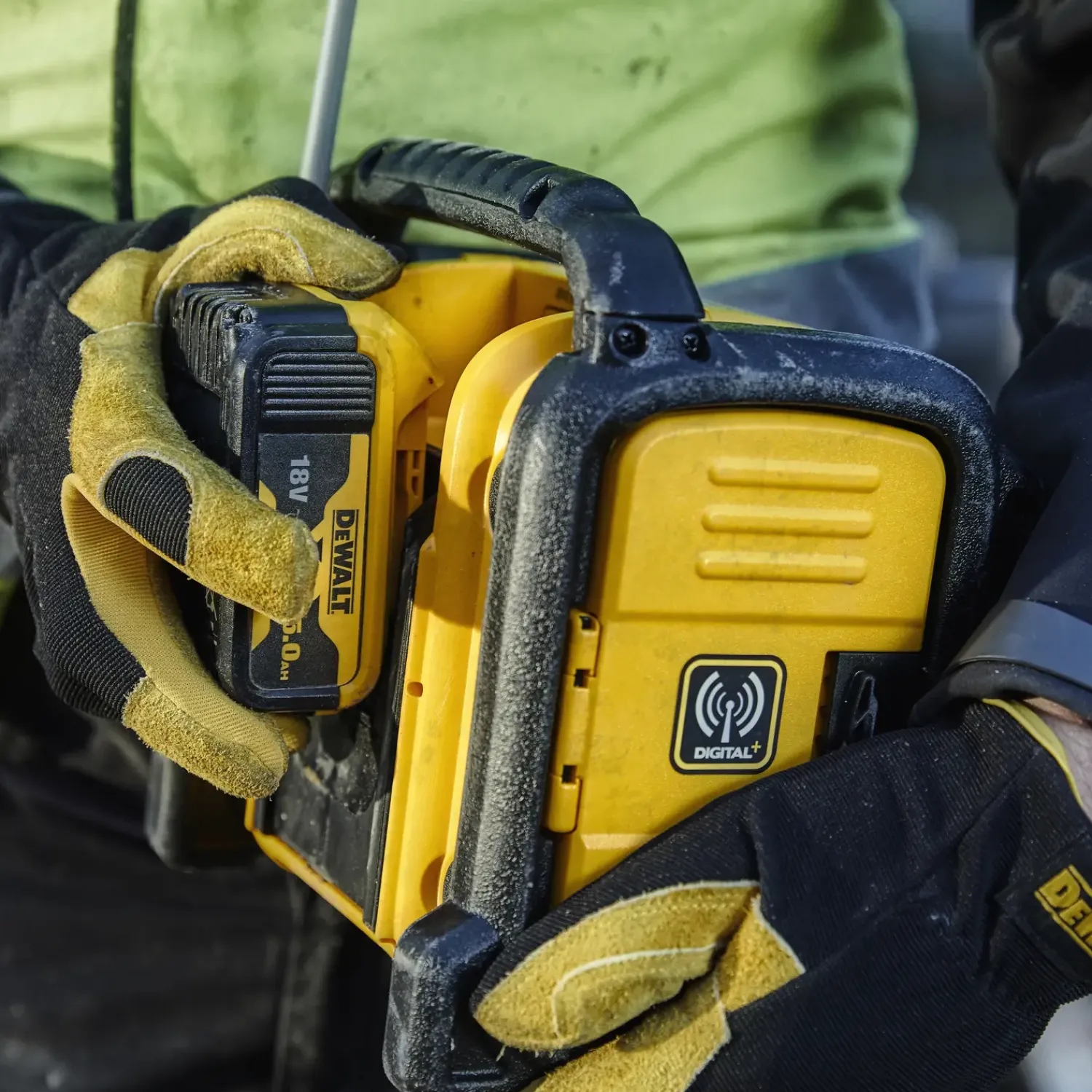 New DeWALT DCR020 kompakt multivolt DAB, FM/AM-radio