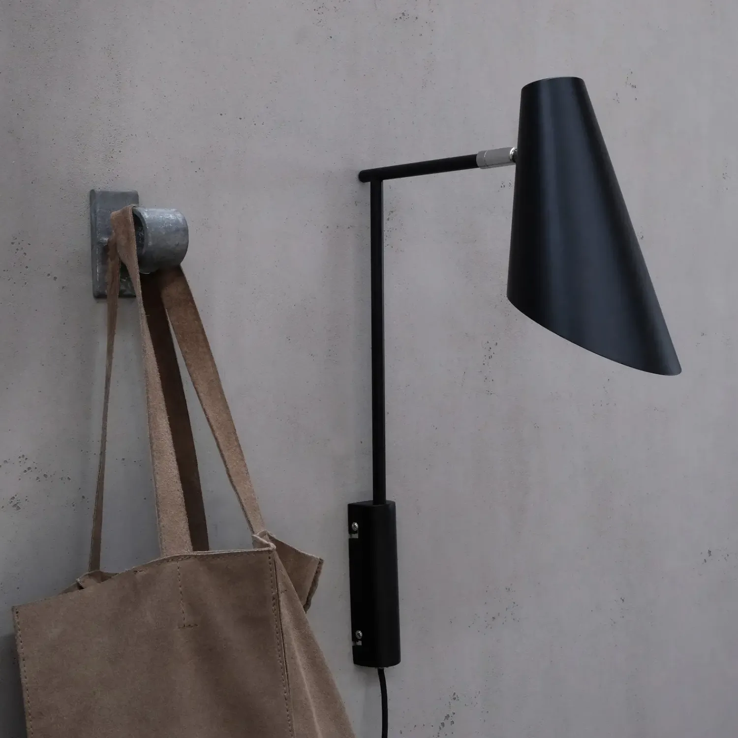 Dyberg Larsen Cale væglampe m/udhæng sort