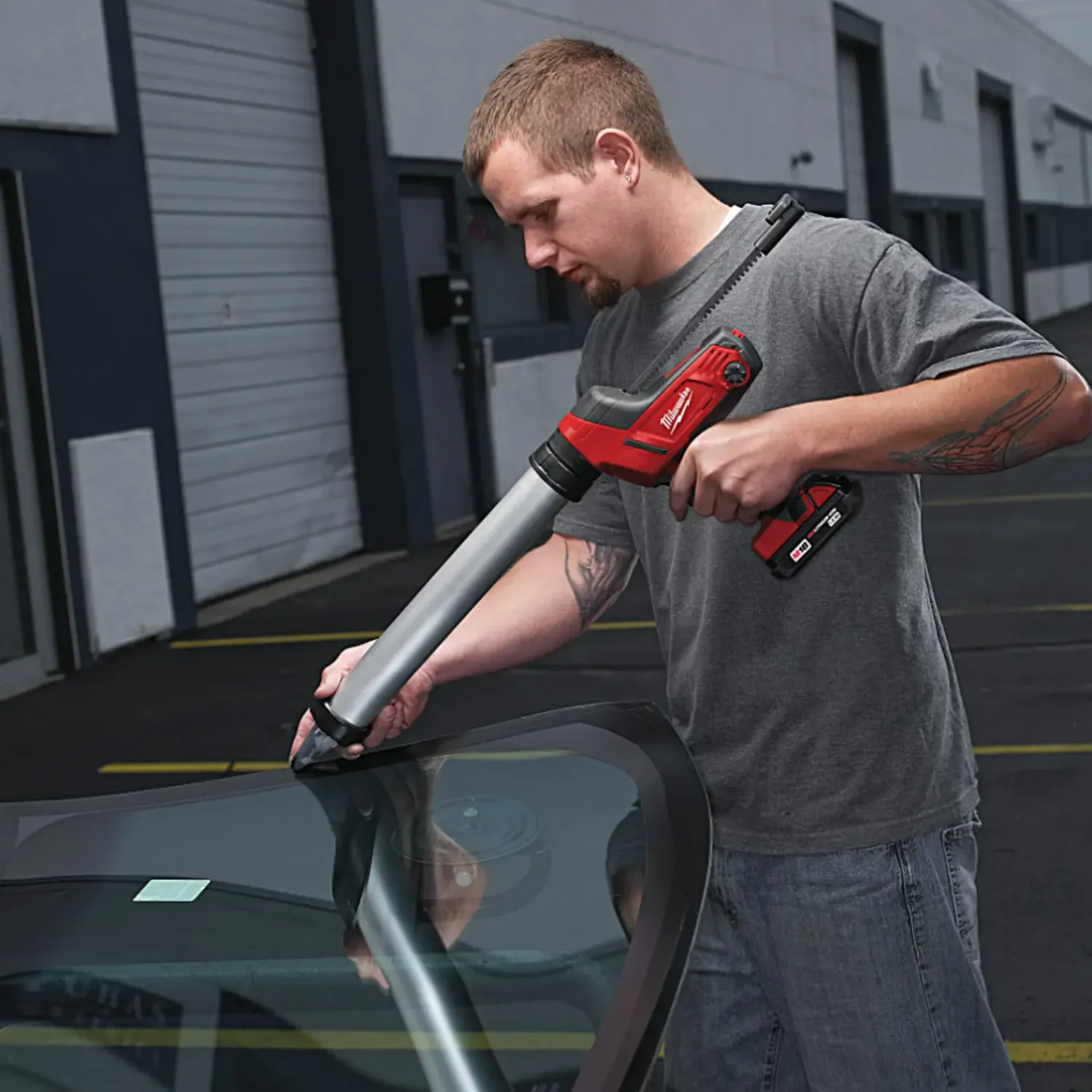 Milwaukee Fugeværktøj Og Tilbehør^C18 PCG/600 18V fugepistol m/600 ml rør 1 x 2.0 Ah batteri og lader