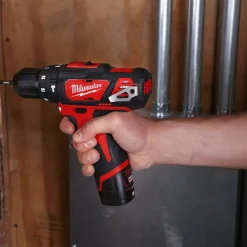 Milwaukee Bore- Og Skruemaskiner^M12 BPD 12V slagboremaskine 2x2.0 Ah batterier og lader i kuffert