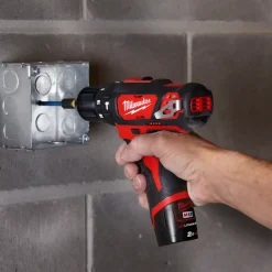 Milwaukee Bore- Og Skruemaskiner^M12 BPD 12V slagboremaskine 2x2.0 Ah batterier og lader i kuffert