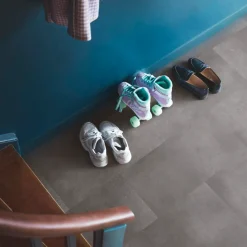 Vinylgulve|Akustikgulve^Pergo Aura Pad Pro vinylgulv 303x610x5 mm  volcanic stone