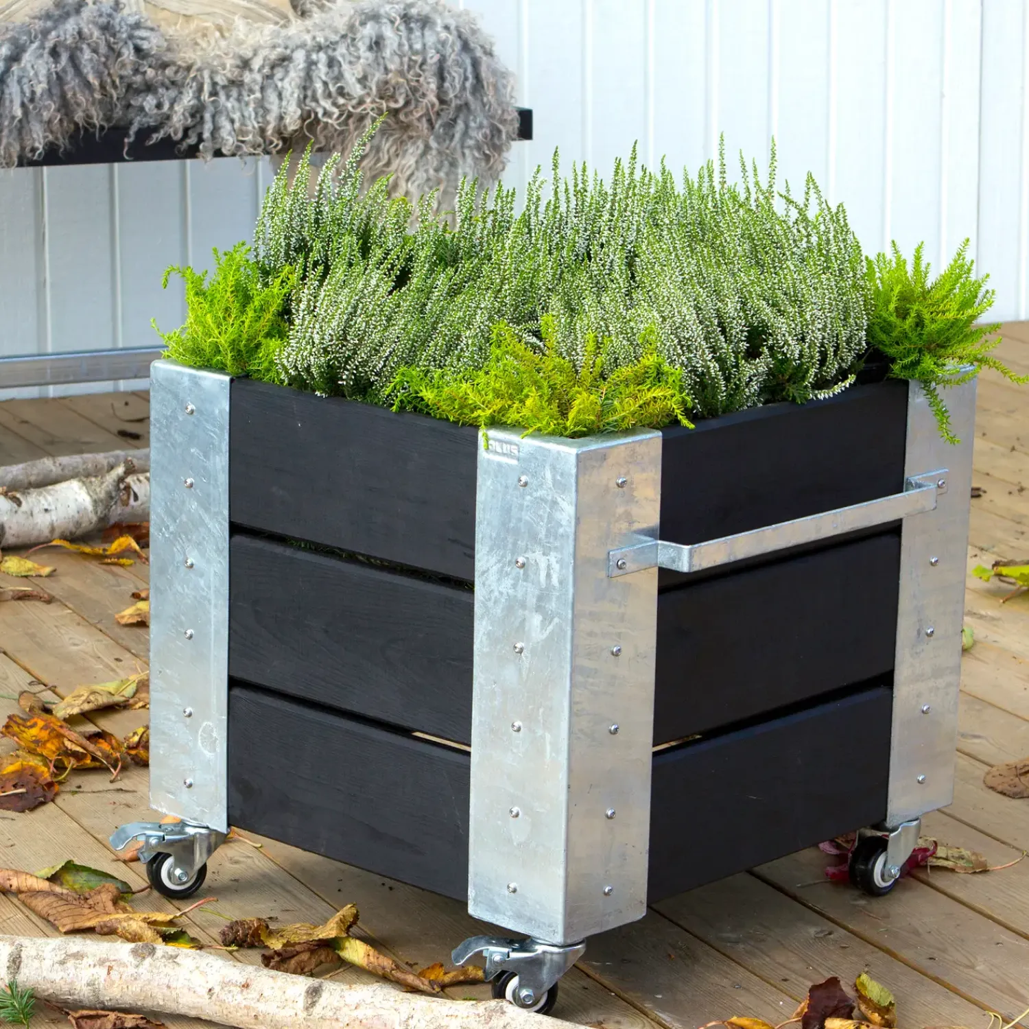 Plus Cubic blomsterkasse med hjul 46x50x45cm sort