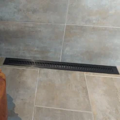 Discount Purus afløbsrendesæt m/vandlås og rist 900 mm sort