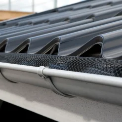 RIAS Tilbehør Til Tage Og Tagrender^Rodena tagrendenet inkl. clips 160 x 6000 mm. - sort