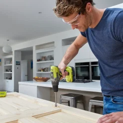 Clearance Ryobi R18DD3-252T akku bore-/skruemaskine 1x2,0+1x5,0 Ah 18V ONE+ inkl. 17 dele tilbehør