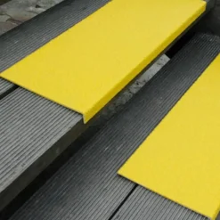 Skridsikker Tape Og Måtter^Skridsikker trappetrin grp medium 230x30x600 mm gul