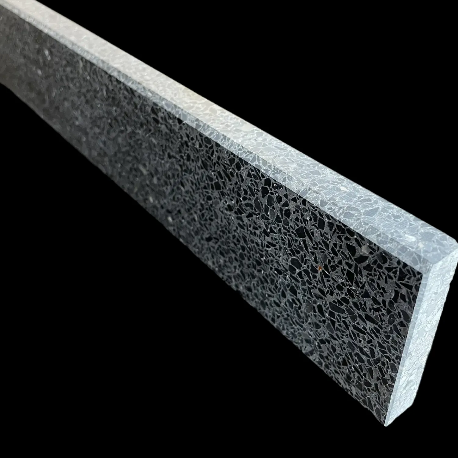 Best Granit.dk Terrazzo sokkelliste chicago  slebet overflade og top med fas 40x1,5x7,5 cm